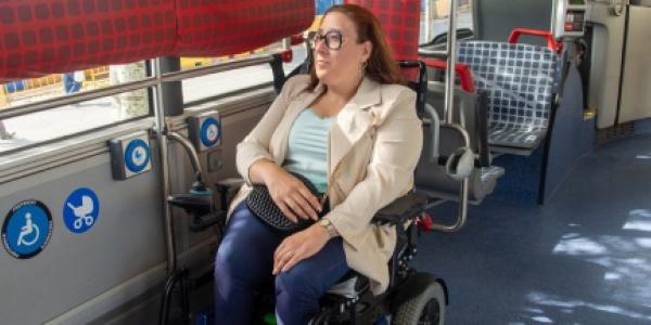 PErsona en silla de ruedas un autobús