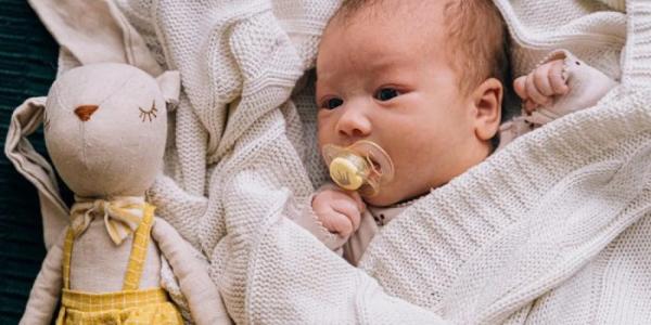 Un bebé con un chupete. 