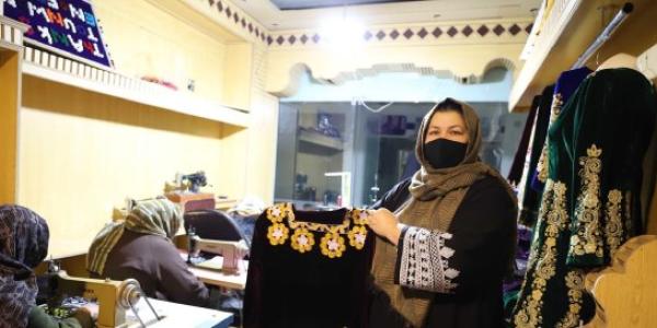 PNUD in Afghanistan Parwin Zafar en su taller de costura 