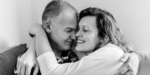 Mujer cuidadora abrazando a su marido