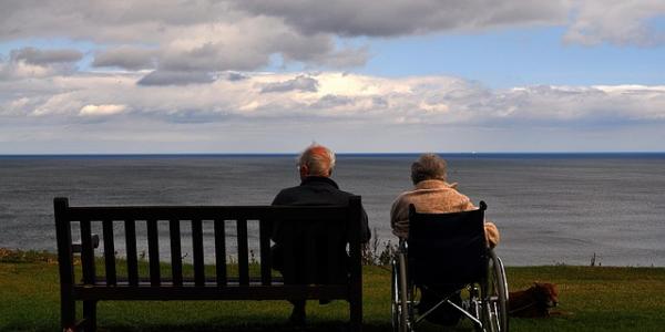 Hombre y mujer con discapacidad en un banco
