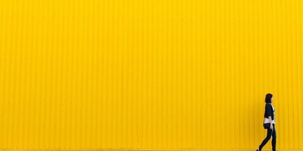 Mujer sola caminando /  Pixabay