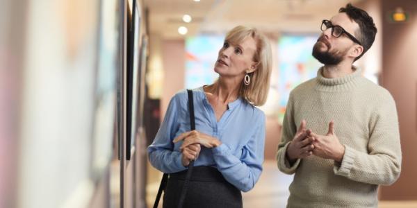 Dos personas visitando museos