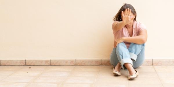 Una mujer con trastorno neurológico