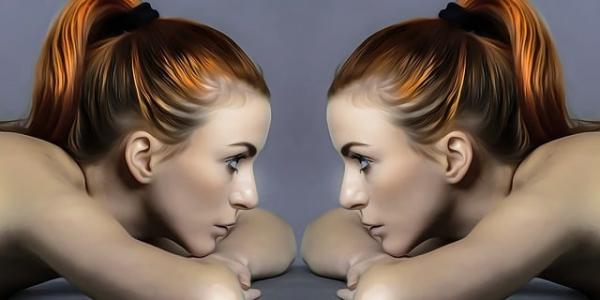 Chica frente a su reflejo