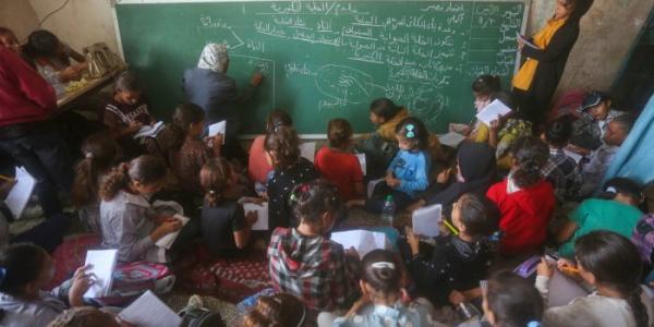 Un profesor enseña a sus alumnos durante una clase en Gaza 