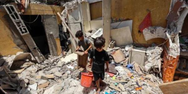 Niños rodeados de ecombros en Gaza