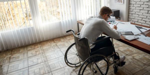 Una persona con discapacidad frente a un escritorio 