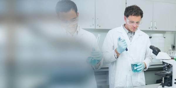 Científicos investigando la cura contra el cáncer de páncreas