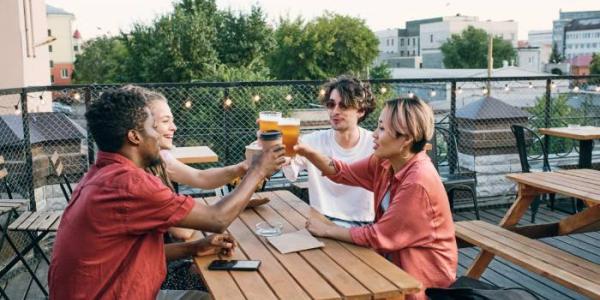 Jóvenes tomando cerveza en una terraza