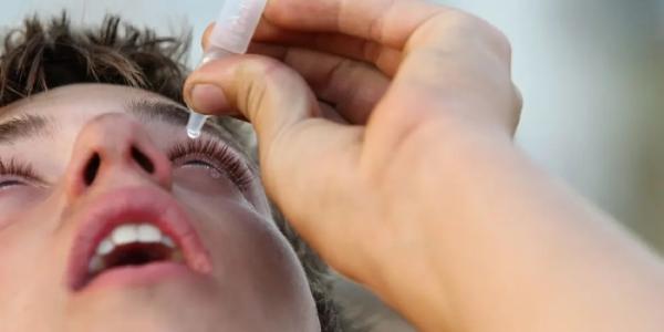 Una persona se aplica en el ojo unas gotas oculares, en una imagen de archivo.