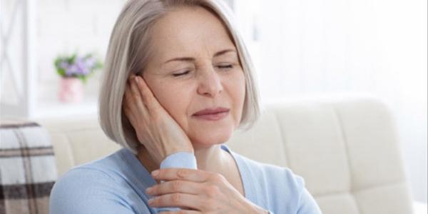 ¿Por qué nos pitan los oídos?