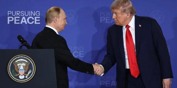 El presidente ruso, Vladimir Putin (i) y su homólogo americano, Donald Trump. 