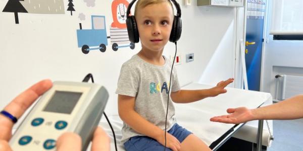 Un niño durante un control auditivo en una clínica infantil 