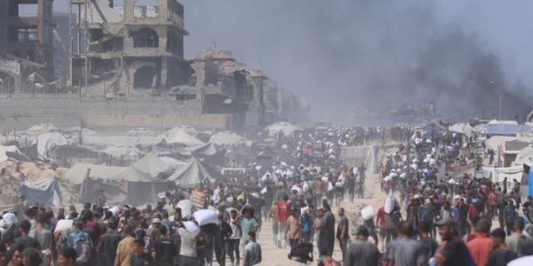 Palestinos en el norte de Gaza esperando recibir ayuda alimentaria 