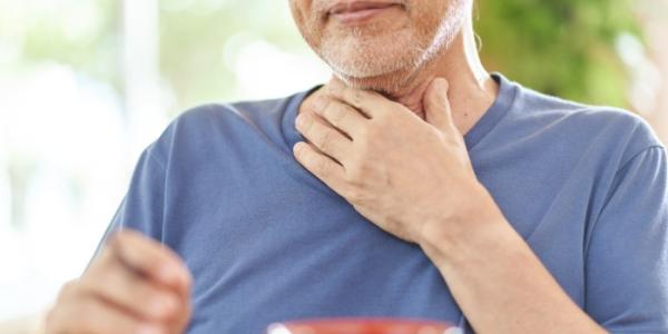 Persona mayor con disfagia