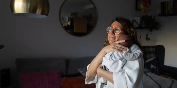 Giulia, de 43 años, con su segundo hijo, cuatro años menor que su primogénito