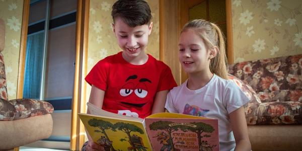 Niños leyendo un cuento