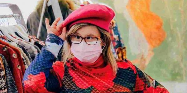 Paola Torres luciendo mascarilla y boina de moda / 