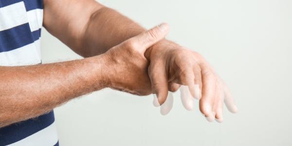 Mano de una persona con párkinson