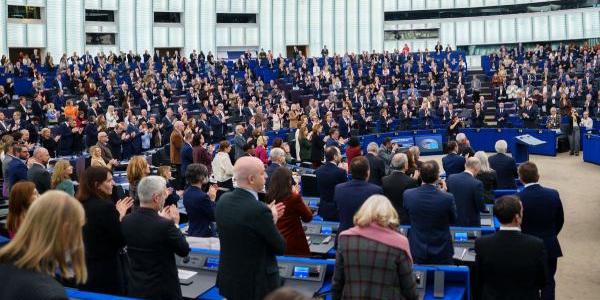 El Parlamento Europeo debatirá la regularización de inmigrantes propuesta por Sánchez