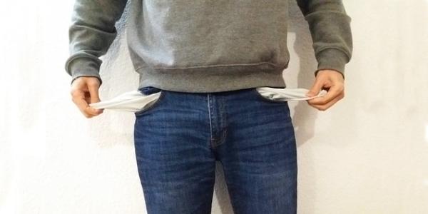 Hombre con los bolsillos vacios