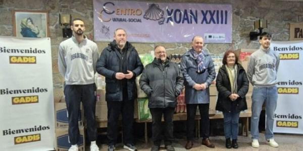 Gadis y el Monbus Obradoiro CAB han entregado 810 kilos de alimentos no perecederos al Albergue Xoán XXIII
