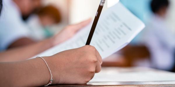 Un joven hace un examen