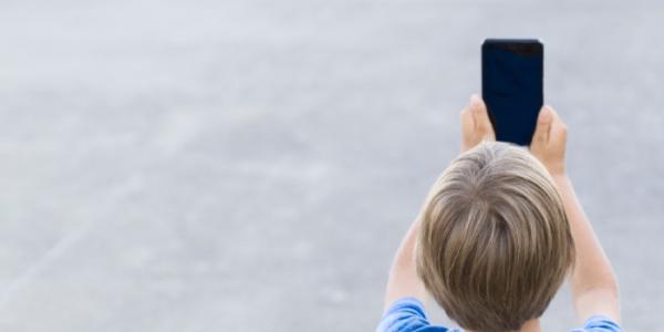 Niiño con un teléfono movil 