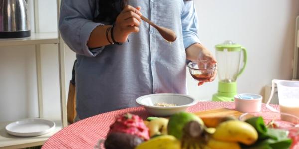 Chica haciendo la dieta de las princesas