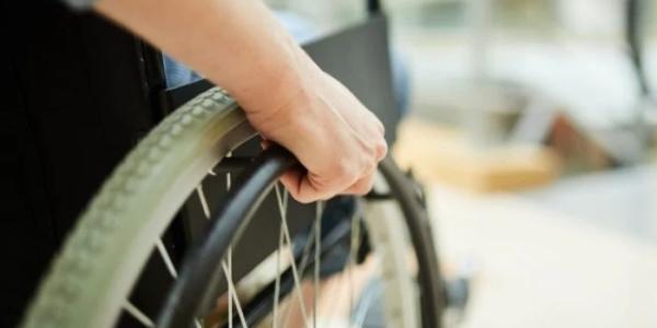 Persona en silla de ruedas