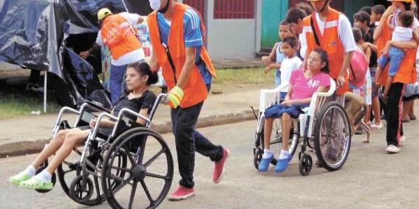 Personas con discapacidad siendo evacuadas en situaciones de emergencias