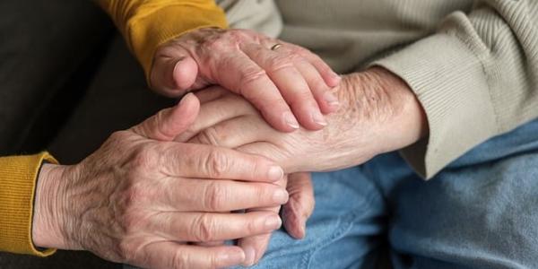 Manos de dos personas mayores
