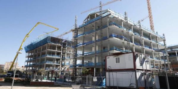 Obras de edificación de viviendas en Madrid.