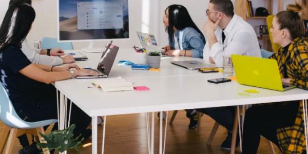 Compañeros de trabajo trabajando juntos en una reunión