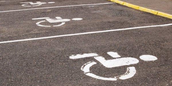 Plazas de aparcamiento para personas con discapacidad | Foto de 123RF/vera1703
