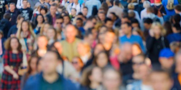Una multitud de personas por la calle