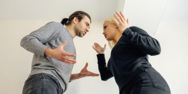 Dos personas discutiendo