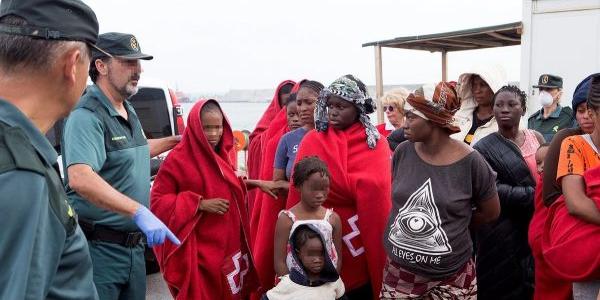 Migrantes rescatados de varias pateras en Alborán