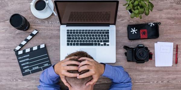 Chico trabajando con su portátil