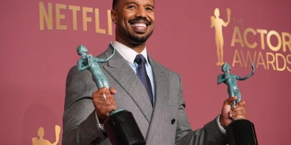 Michael B. Jordan posa con los premios a mejor actor y mejor elenco de una película por "Sinners" durante la 32ª edición de los Premios del Sindicato de Actores