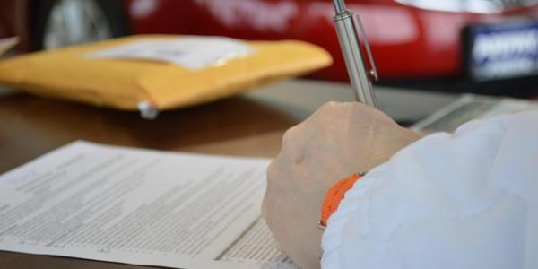 Mano de una persona firmando un préstamo