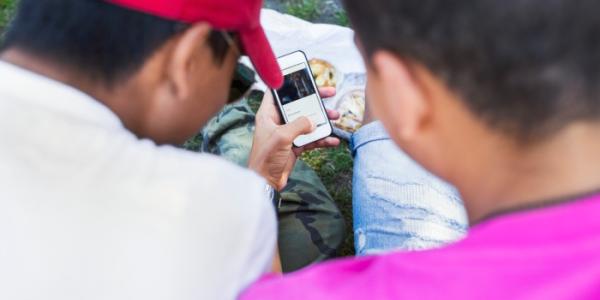 Menores usando tecnología