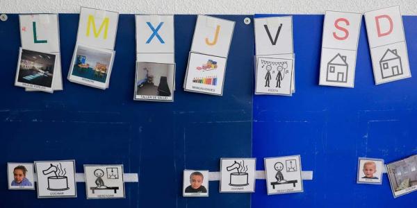 Imágenes de docentes y alumnos en el centro educativo 