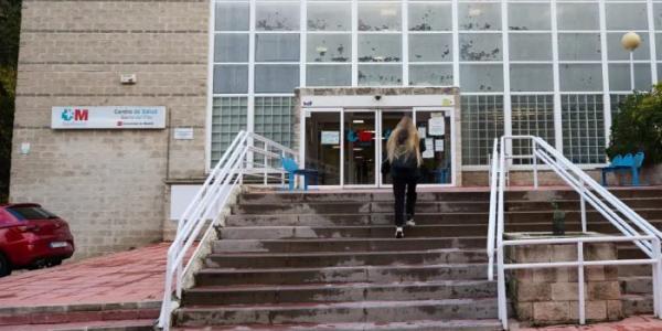 Entrada al Centro de Salud del Barrio del Pilar