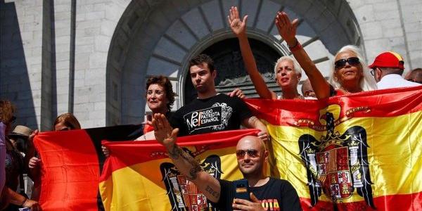 Personas haciendo apología del franquismo