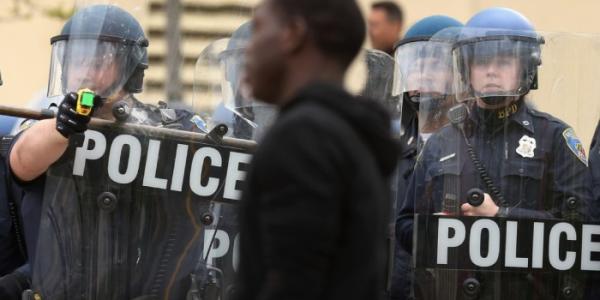 Policías usando armas de descarga eléctrica 