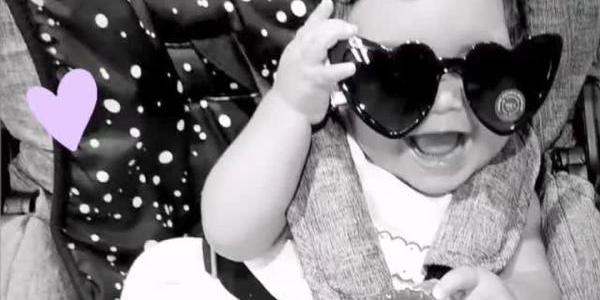 Menor con los ojos protegidos correctamente