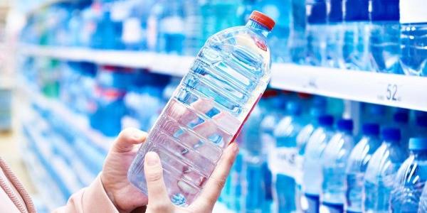 El PSOE busca reducir el consumo de agua embotellada