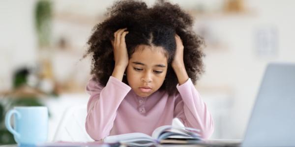 Niña con fobia escolar